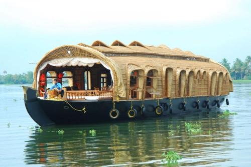 

2-BR houseboat for 6 guests, by GuestHouser