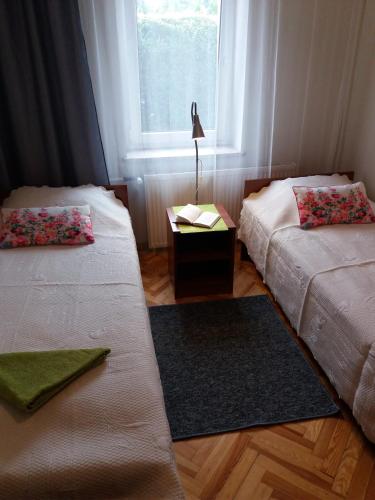 2 twin beds