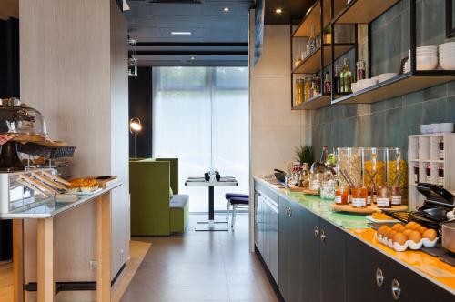 Novotel Tours Centre Gare - image 2