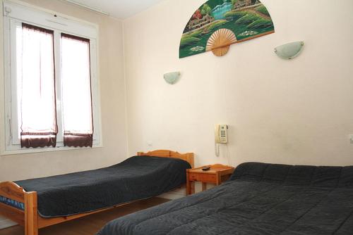 1 double bed, 1 twin bed