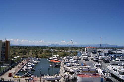  Holidays Penthouse vues panoramiques sur le Port naval,un séjour élégant assuré  Wifi Pàrquing gratuït in Roses