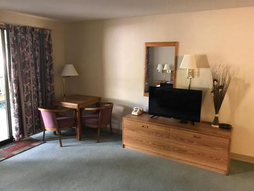 Econo Lodge Inn & Suites