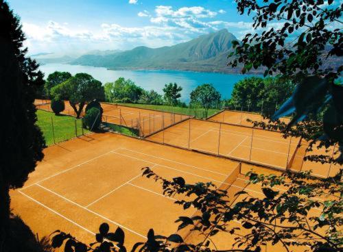 a tennis court with a tennis racquet on top of it, Park Hotel Jolanda in San Zeno di Montagna