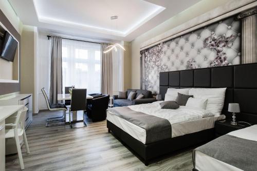 1 queen bed, 1 twin bed, 1 sofa bed