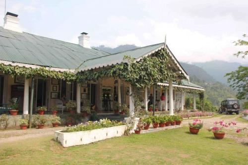 

8-BR bungalow with indoor fireplace, by GuestHouser