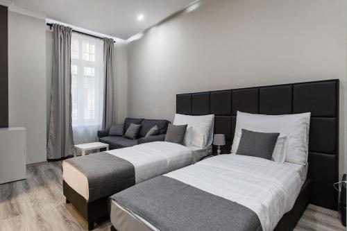 1 queen bed, 1 sofa bed
