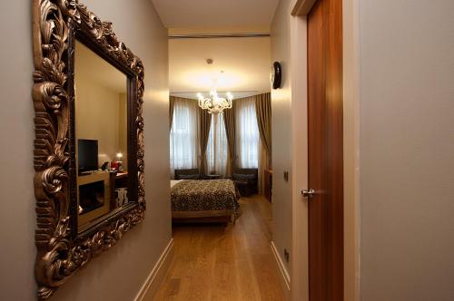 King Suite with Fireplace image 3