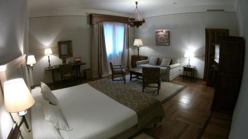 Parador de Santiago - Hostal Reis Catolicos - image 2