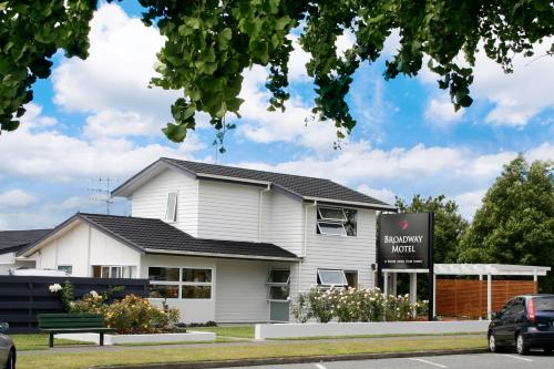 . Broadway Motel & Miro Court Villas