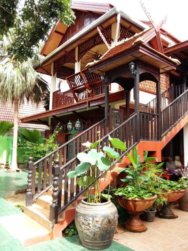 Buitenkant, Golden Teak Home Resort in Saraphi