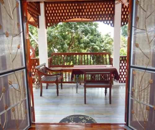 balkon/terras, Golden Teak Home Resort in Saraphi