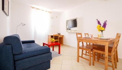 Lumbarda Resort Apartment Located in Lumbarda, Lumbarda Resort Apartment is a perfect starting point from which to explore Korcula. Featuring a satisfying list of amenities, guests will find their stay at the property a comfor
