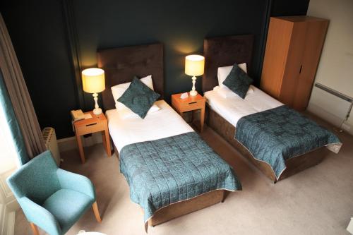 2 twin beds