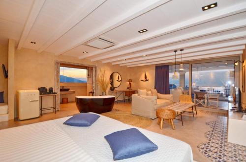 1 king bed, 1 twin bed, 1 sofa bed