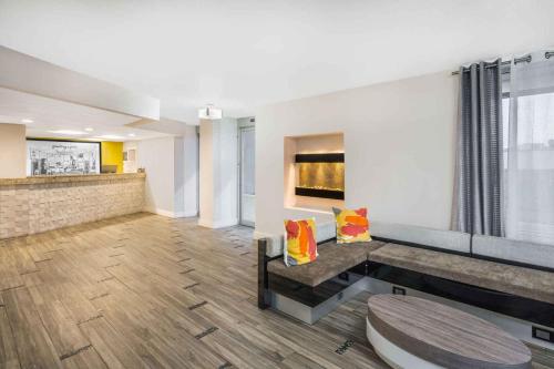 Super 8 by Wyndham Nashville Downtown - image 2