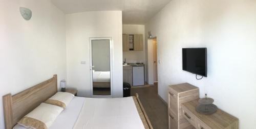 1 king bed, 1 sofa bed