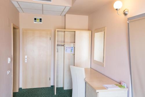 Stop Hotel - main image