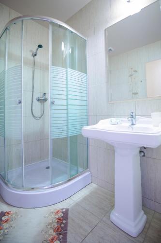 Stop Hotel - image 3