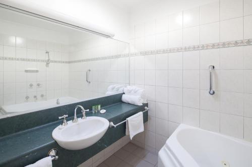 Crystal INN Room Type - Executive Queen and Single with Spa