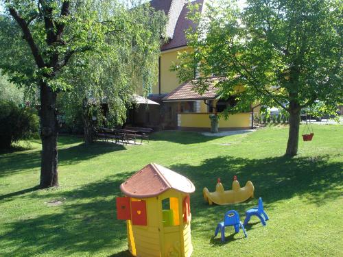 Сад, Guest House Cater in Ласко