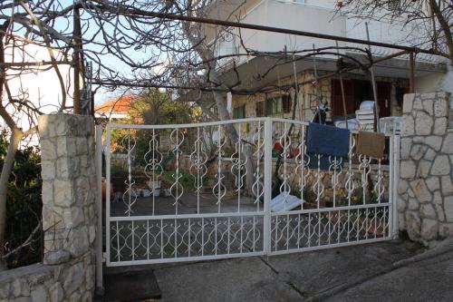 Apartments by the sea Mavarstica Ciovo - 6021 - image 2
