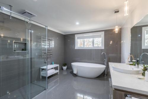 Fürdőszoba, QUPI HOUSE formerly Rex's Yarra Valley House in Badger Creek