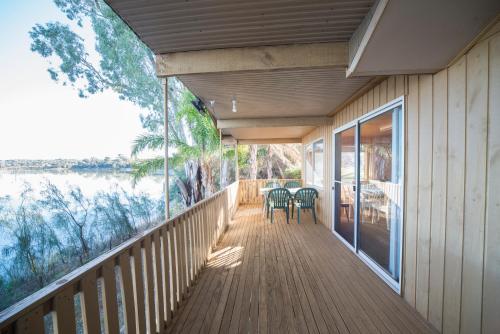 Mundic Waterfront Cottages in Paringa