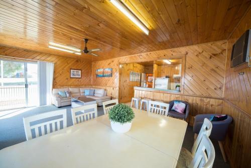 Mundic Waterfront Cottages in Paringa