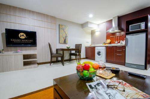 Grand Deluxe King Suite with Living Room and Balcony image 10