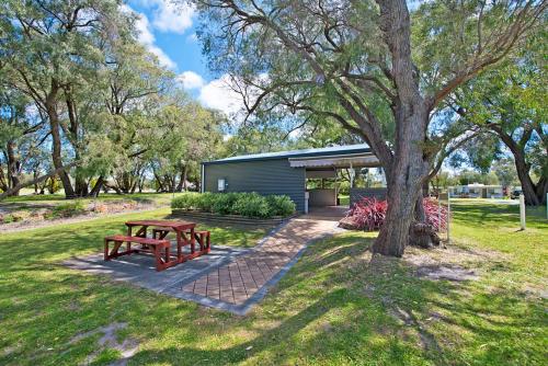 Acclaim Rose Gardens Beachside Holiday Park Set in a prime location of Albany, Acclaim Rose Gardens Beachside Holiday Park puts everything the city has to offer just outside your doorstep. Offering a variety of facilities and services, the hote