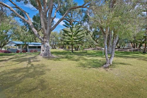 Acclaim Rose Gardens Beachside Holiday Park Set in a prime location of Albany, Acclaim Rose Gardens Beachside Holiday Park puts everything the city has to offer just outside your doorstep. Offering a variety of facilities and services, the hote