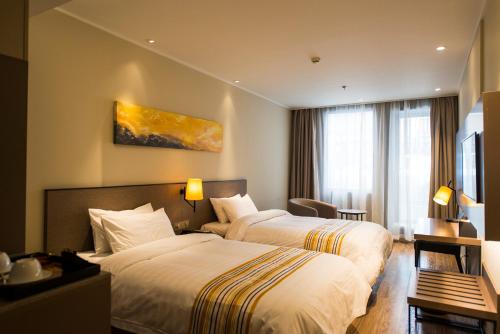 Home Inn Plus Hangzhou Qianjiang Shiji Xincheng Hanghai Road Set in a prime location of Hangzhou, Home Inn Plus Hangzhou Qianjiang Shiji Xincheng Ha puts everything the city has to offer just outside your doorstep. The property features a wide range of faciliti