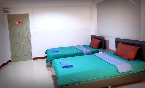 2 twin beds