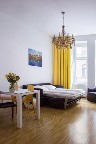 1 queen bed, 1 sofa bed