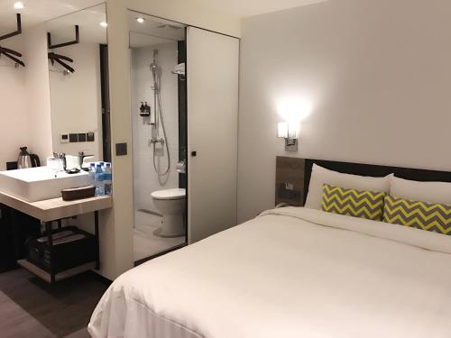 Standard Double Room image 4