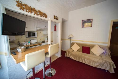 Lyndale Holiday Flats - image 5