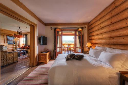 1 queen bed, 2 twin beds