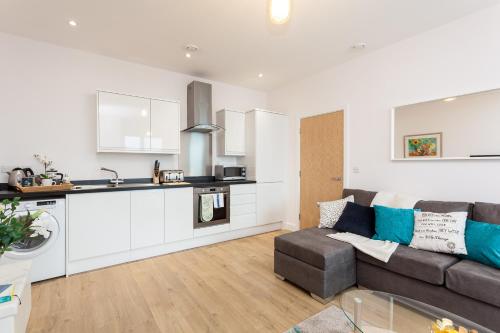 Self-contained town centre contractor apartment Cromwell Rd by Helmswood Serviced Apartments - image 2