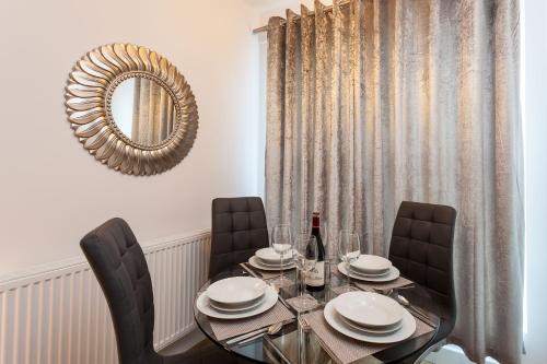 Self-contained town centre contractor apartment Cromwell Rd by Helmswood Serviced Apartments - image 4