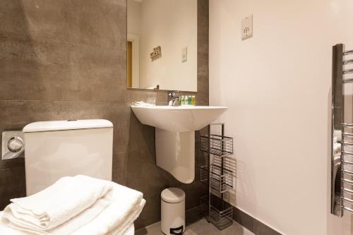 Self-contained town centre contractor apartment Cromwell Rd by Helmswood Serviced Apartments - image 7