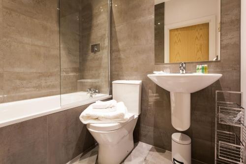 Self-contained town centre contractor apartment Cromwell Rd by Helmswood Serviced Apartments - image 8