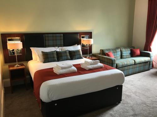 1 queen bed, 1 twin bed, 1 sofa bed