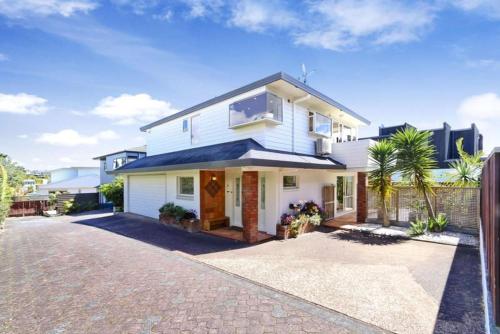 

Beachfront double bedroom w/ private bath & entrance