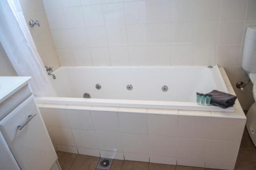 ห้องน้ำ, ไฮเวย์ อินน์ โมเต็ล (Highway Inn Motel) in เฮย์