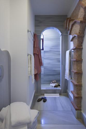 Hotel Empress Zoe - image 4