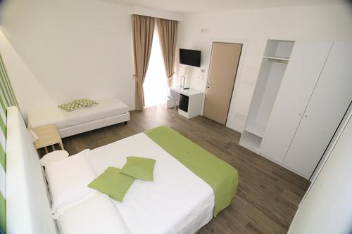 Domus Nova Located in Reggio Calabria Centro, Domus Nova is a perfect starting point from which to explore Reggio Calabria. The property features a wide range of facilities to make your stay a pleasant experienc