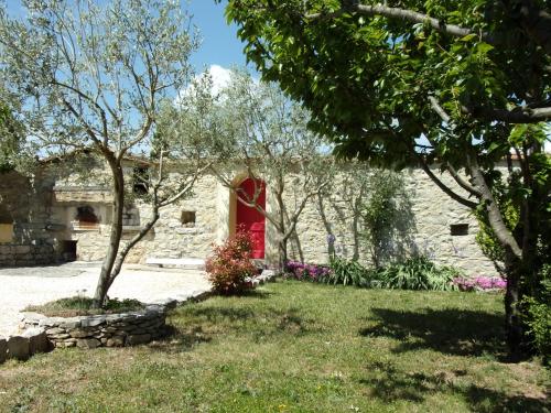 Gîtes de charme la FENIERE, 105 m2, 3 ch dans Mas en pierres, piscine chauffée, au calme, sud Ardèche