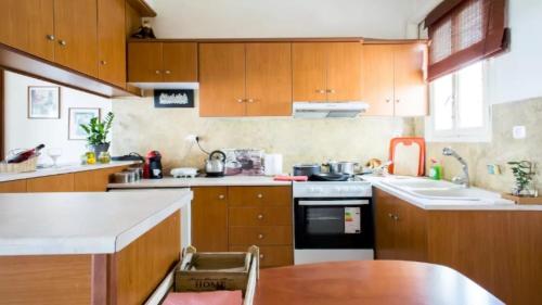 Large 3 bedroom Apt with Terrace, Athens (photo 9)