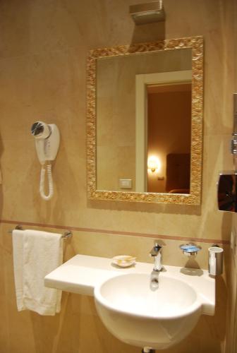 Triple Room with Balcony image 6
