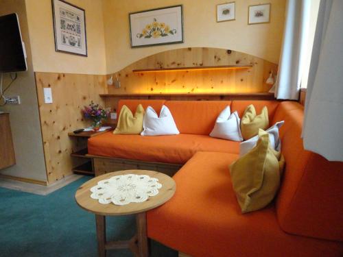 1 queen bed, 2 twin beds, 1 sofa bed